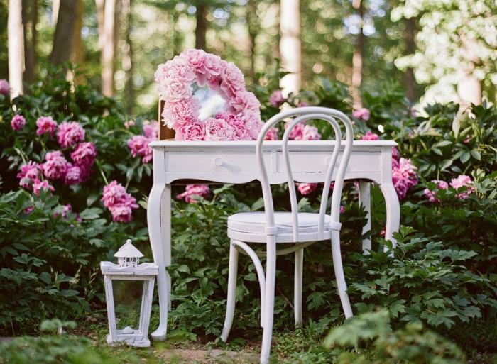 romantische-hochzeit-im-garten-rosa-blüten-weißer-shabby-stuhl-schminktisch