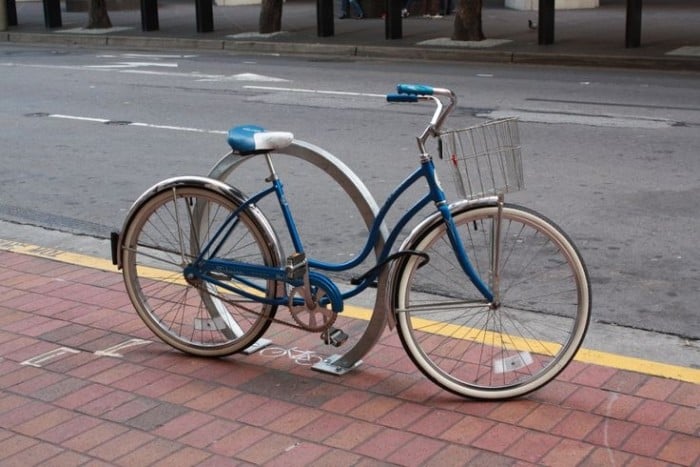 runder-Fahrradständer-Design-Edelstahl-urbane-Abstellmöglichkeiten