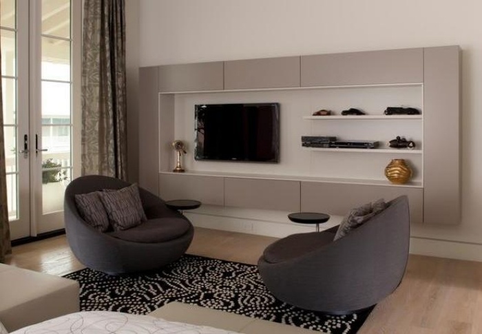 runder-Fernsehsessel-im-Wohnzimmer-mit-Beistelltisch-design