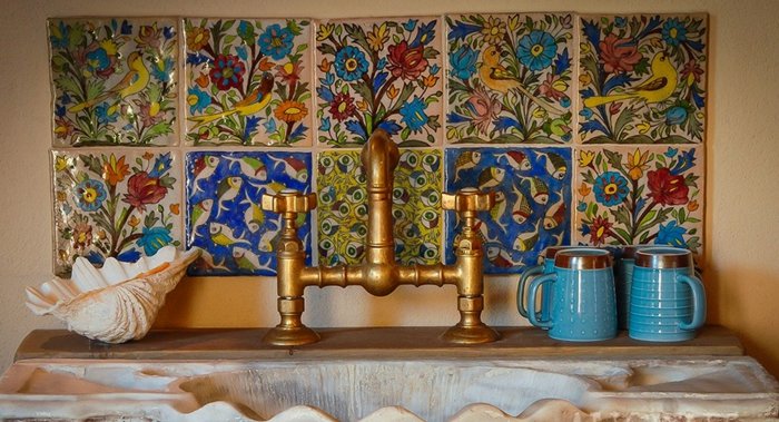 rustikale küchen spüle design fliesen bunt antiker wasserhahn