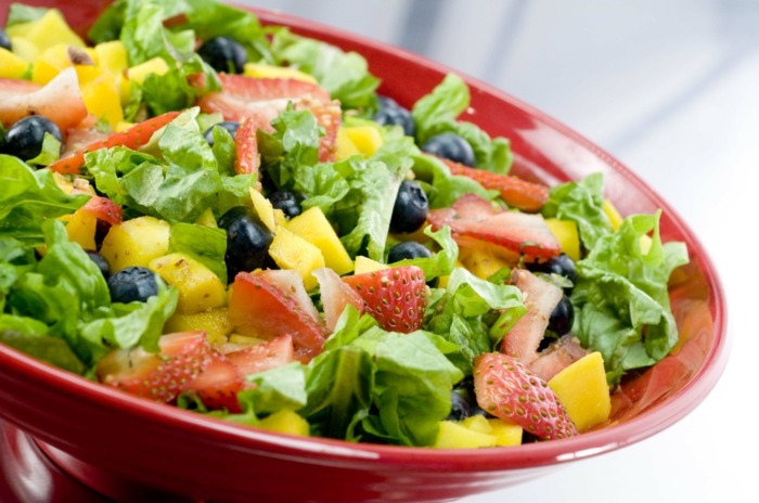 salat frisch gesunde ernährung erdbeeren oliven schale