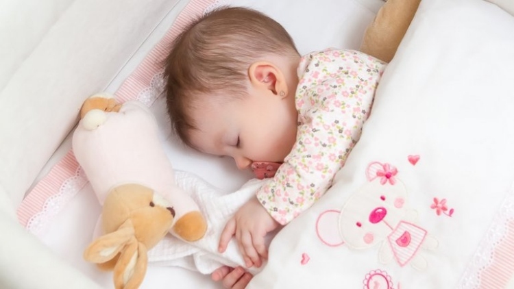 schlafendes-baby-madchen-babybett-ruhiger-babyschlaf schlafen Babys