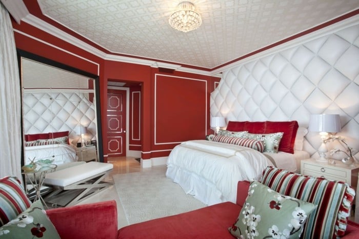 schlafzimmer design wand weiß polster rot dekokissen