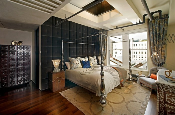 schlafzimmer gestaltung wandpolster bett schwarz teppich vorhang parkett