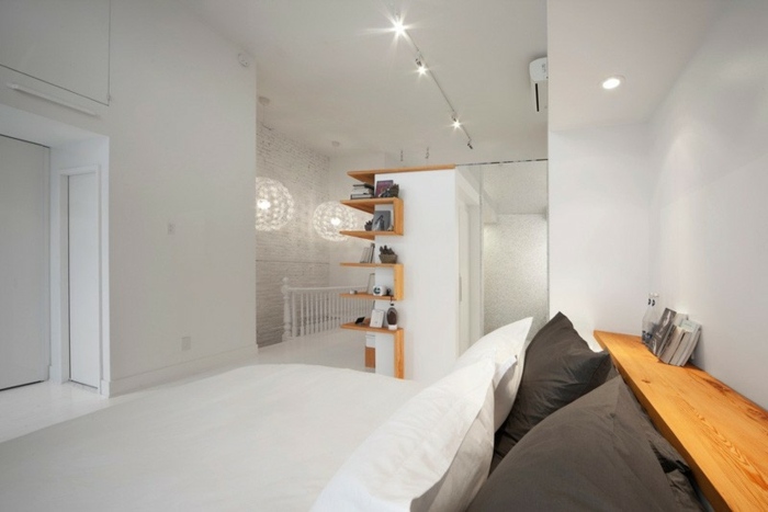 schlafzimmer mit atelier bett kissen grau flur treppengeländer