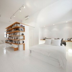 schlafzimmer mit atelier bett weiß regal effektvoll dekoration