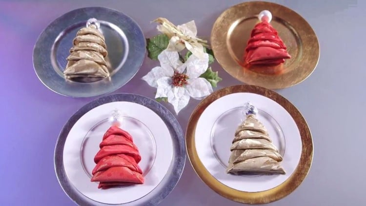 servietten-falten-weihnachten-rote-goldene-tannenbaum-formen