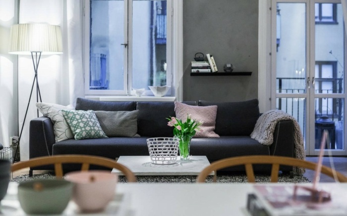 skandinavisches wohnung design sofa dunkel wohnzimmer balkon
