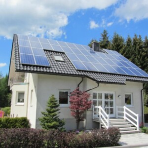 solar haus dachpanele modern umweltfreundlich vorgarten