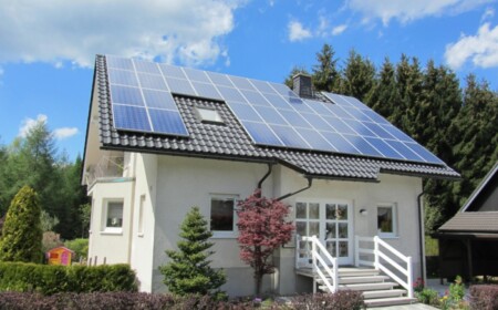 solar haus dachpanele modern umweltfreundlich vorgarten