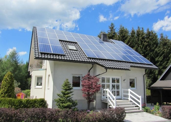 solar haus dachpanele modern umweltfreundlich vorgarten