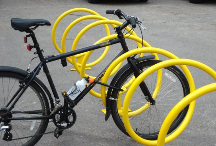 spiralförmiger-Fahrradständer-Design-Helix-gelb-Reihen-Fahrradparker