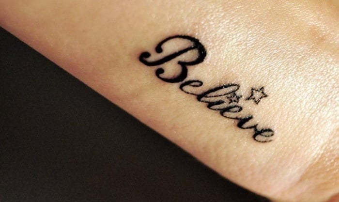 stern-tattoo-design-handgelenk-mit-motivation-believe-schrift