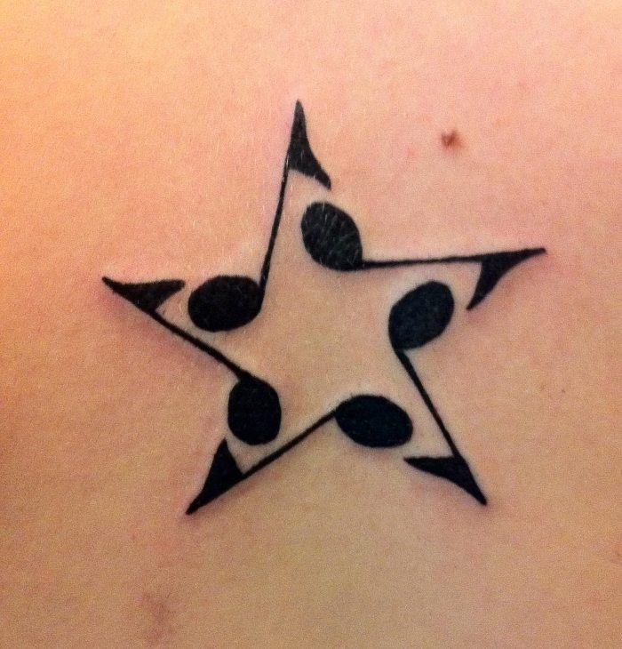 stern-tattoo-design-musikalische-noten-motive-für-frauen-rücken