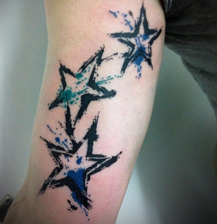 stern-tattoo-wasserfarben-effekt-schwarz-blau-männer-motive