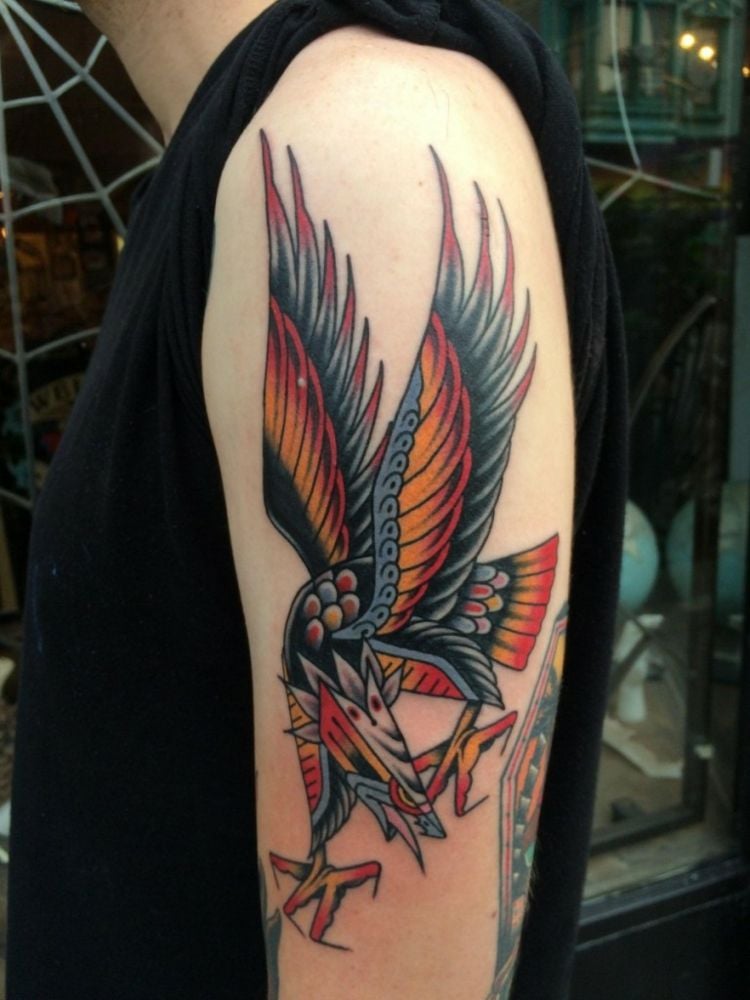 tattoo-am-oberarm-adler-abstrakt-bunt-modern-vogel-flügel