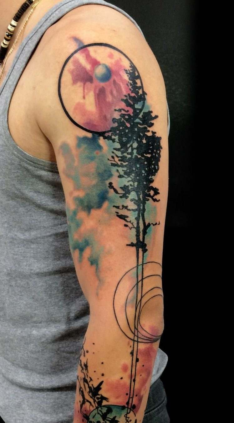 tattoo-am-oberarm-aquarell-effekt-abstrakt-farben-unterarm-ellbogen