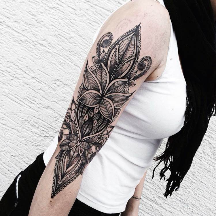 tattoo am oberarm motiv-orientalisch-indisch-blüte-frauen-tätowieren