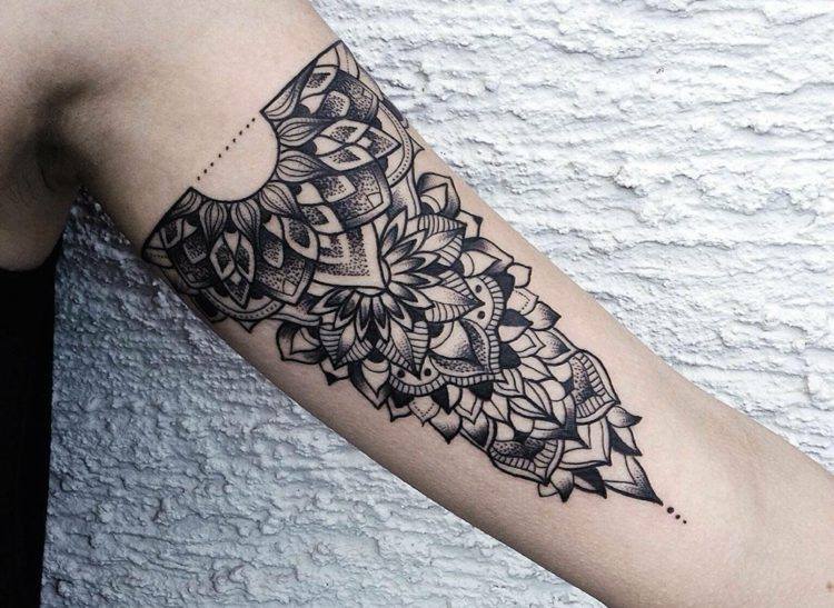 tattoo am oberarm ornamente-orientalisch-design-florale-muster