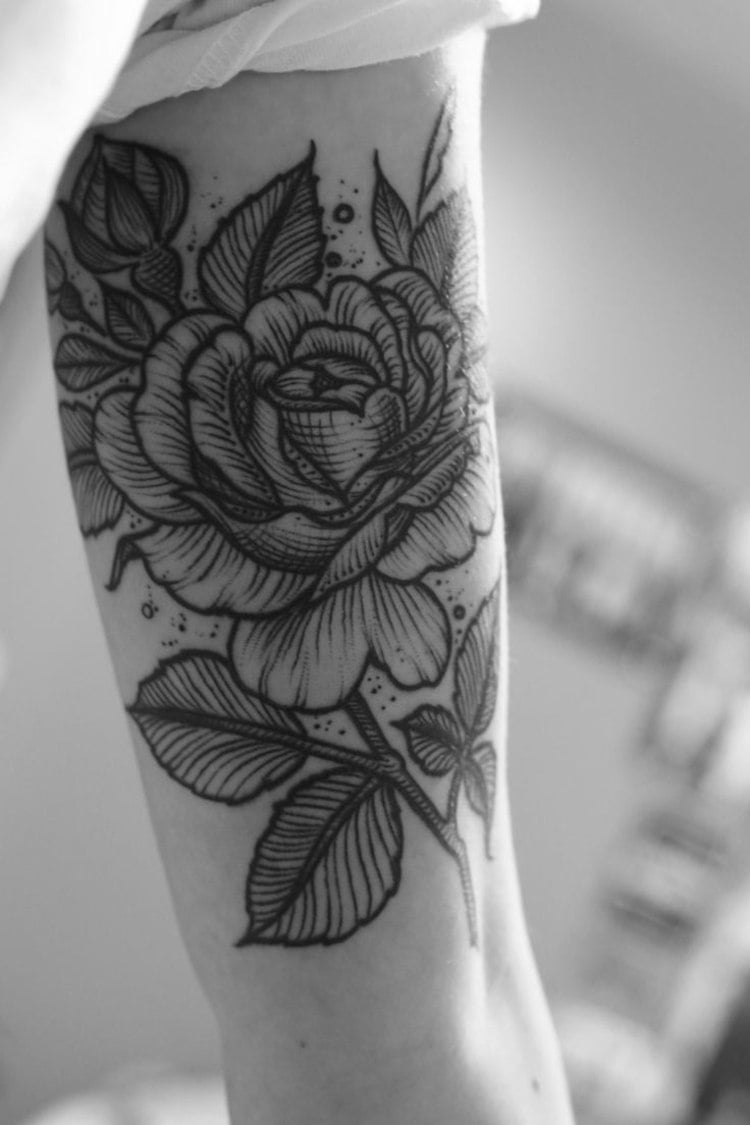 tattoo-am-oberarm-rose-blume-schwarz-weiß-skizze