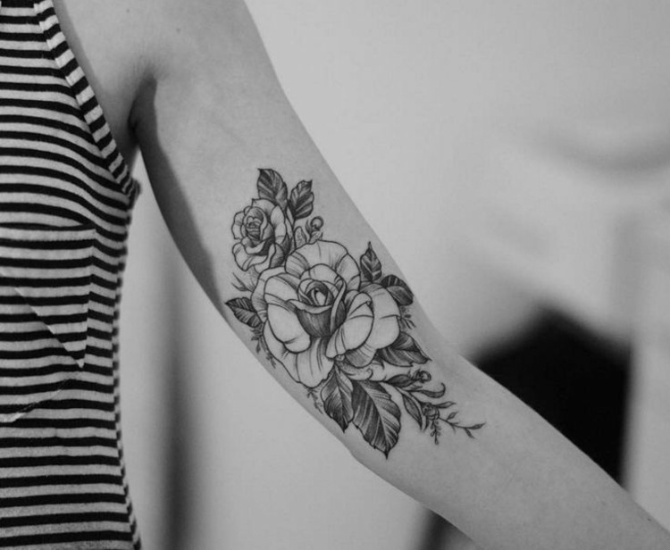 tattoo-am-oberarm-rose-gestalten-schwarz-farbe-blumen-damen