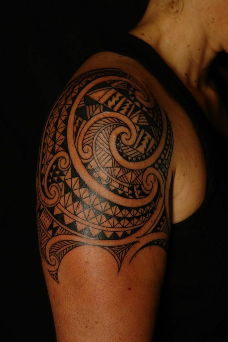 tattoo-am-oberarm-tribal-herren-schulter-polynesisch-maori