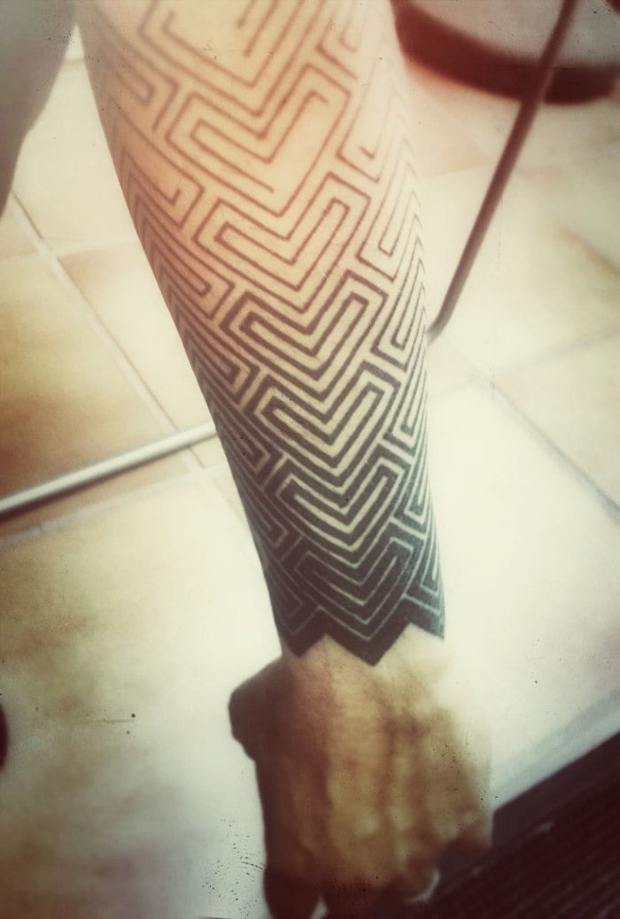 tattoo-arm-sleeve-design-motive-für-männer-arm-lineare-darstellung