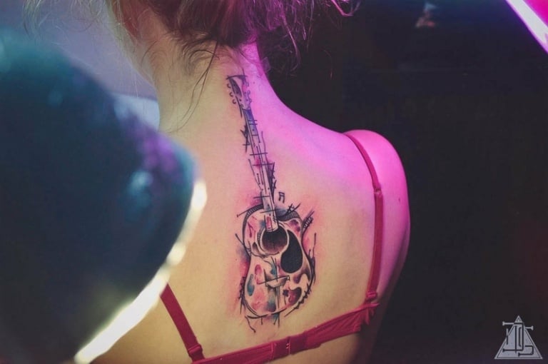 tattoo bilder und ideen musik thema gitarre nacken ruecken bunt