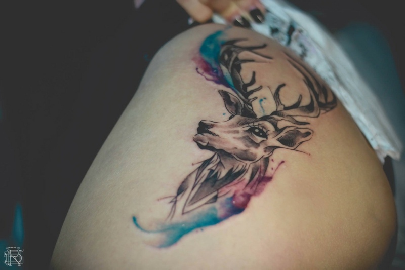 tattoo bilder und ideen rentier hirsch bild blau pink aquarell koeperkunst