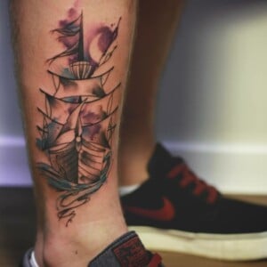 tattoo bilder und ideen schiff aquarell look schienbein