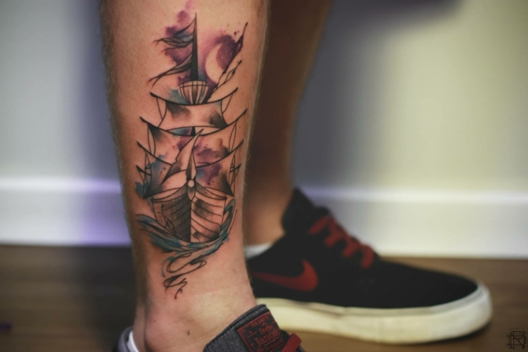 tattoo bilder und ideen schiff aquarell look schienbein