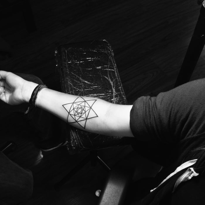 tattoo-design-geometrisch-sechsstrahliger-stern-unterarm