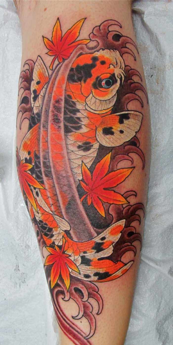 tattoo-design-koi-fisch-orange-rot-laubblätter-bein-arm