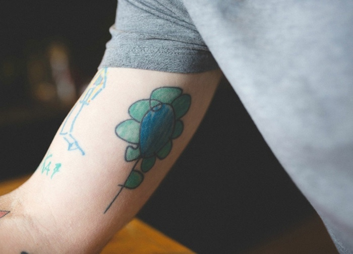 tattoo gänseblume blau grün idee design sohn kai
