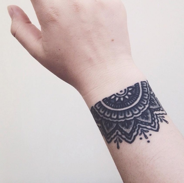 tattoo-handgelenk-aussen-mandala-blume-armband