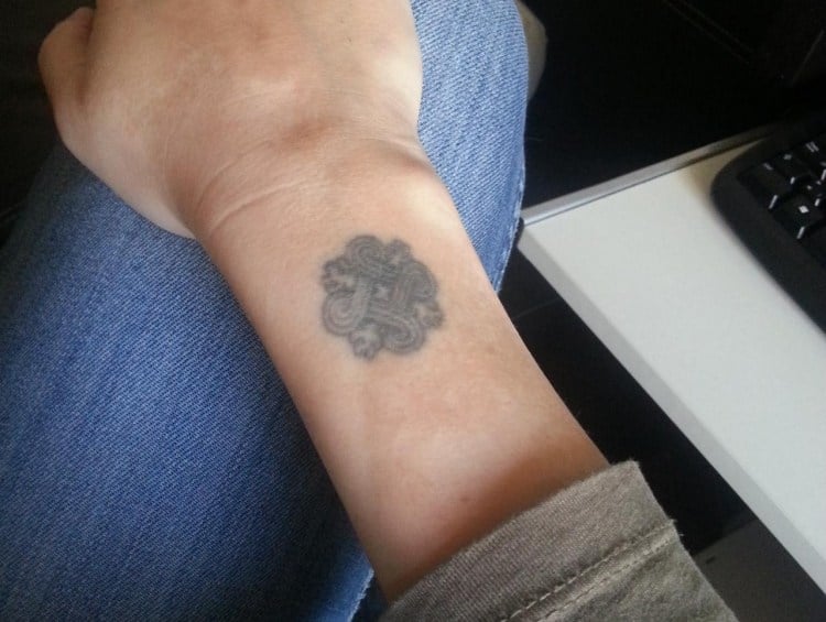 tattoo-handgelenk-aussen-zeichen-keltisch
