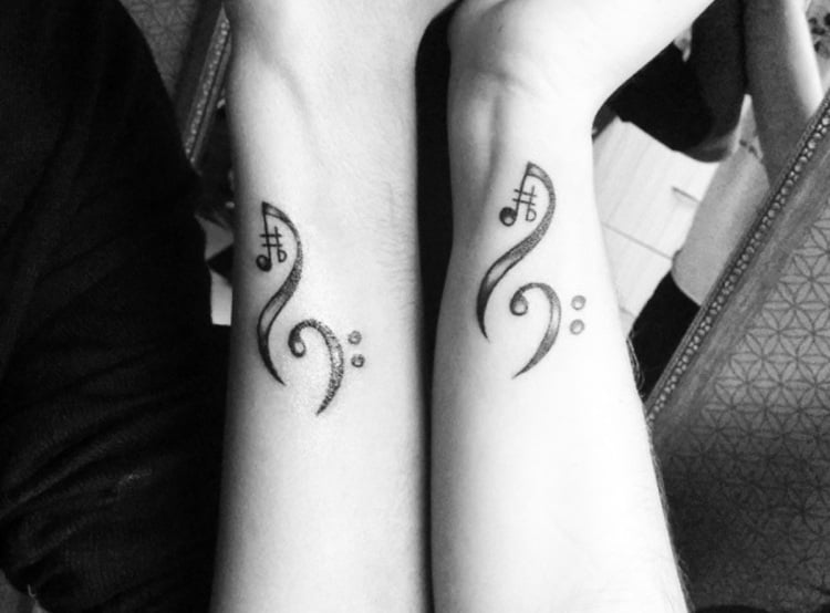 tattoo-handgelenk-innen-freunde-musiknoten-motive