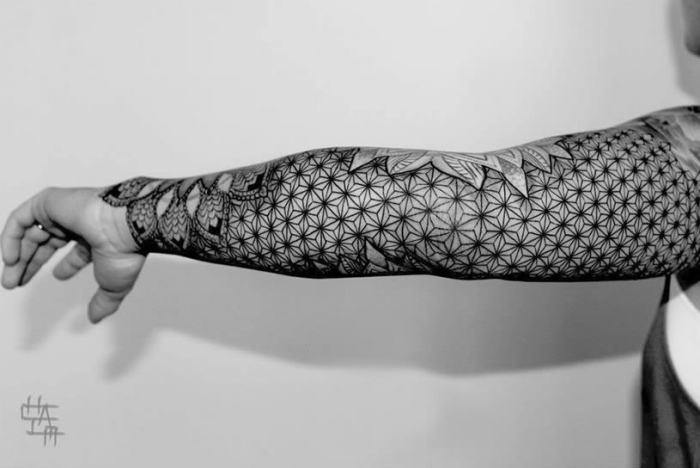 tattoo-ideen-für-männer-gitter-floral-geometrisch-chaim-machlev