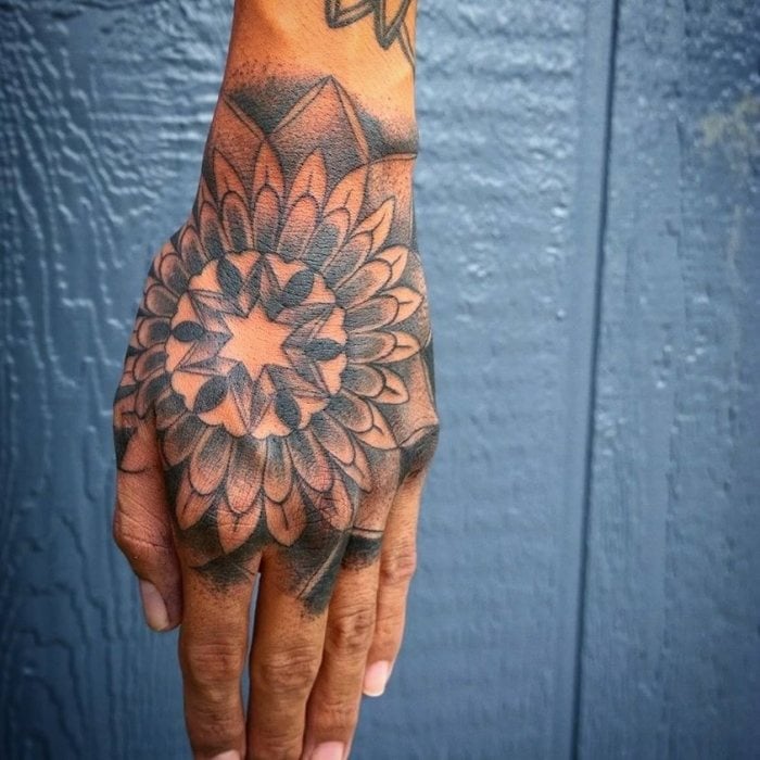 tattoo-ideen-hand-oberseite-stern-lotus-blüte-frauen-motive