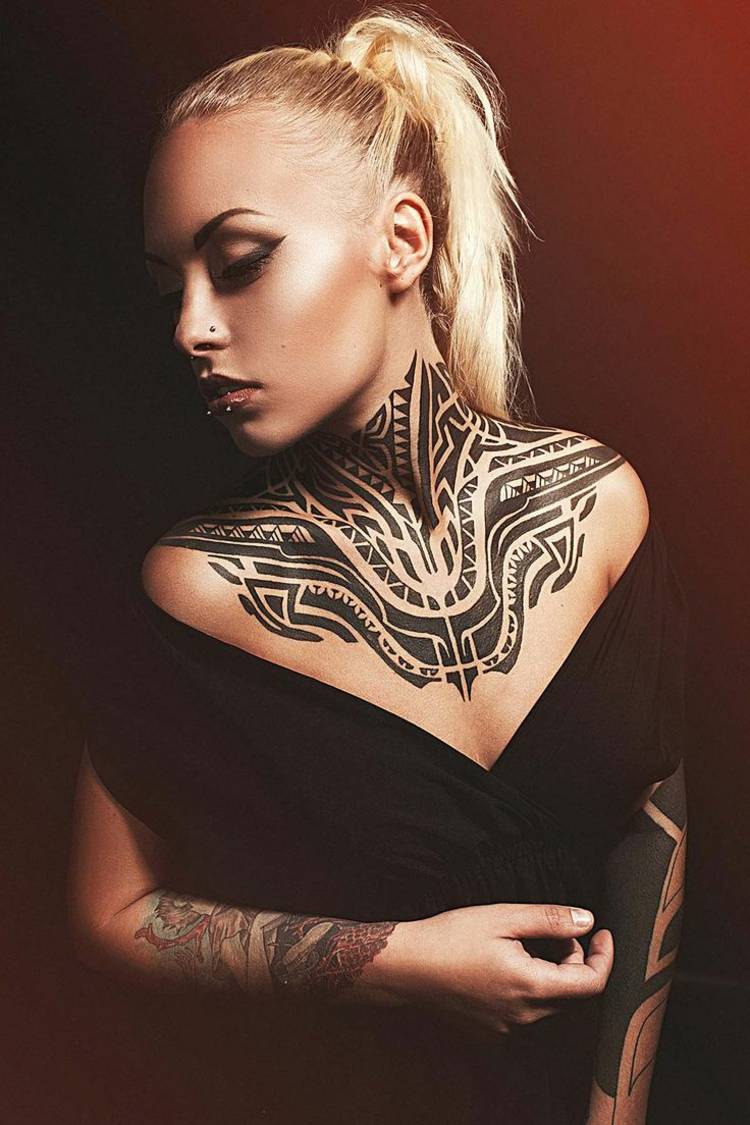 tattoo motive damen brust dekoltee hals-tribal-polynesisch-unterarm