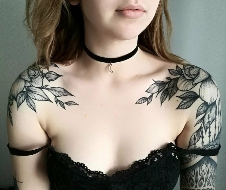 tattoo motive feminin-schulter-schwarz-weiß-blumen-floral