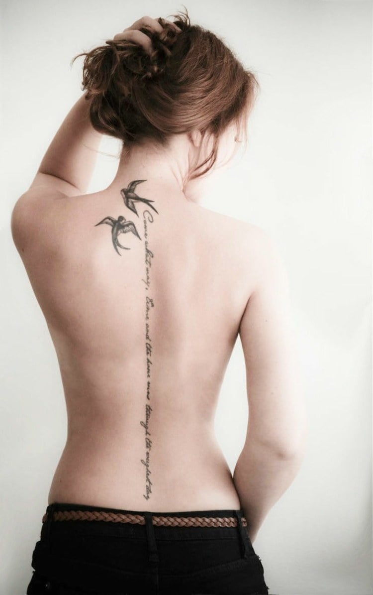 tattoo motive rücken Frau schlicht wirbelsäule tattoo schriftzug mit verzierung vögel