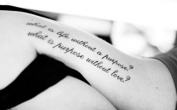 tattoo-schriften-frau-rippen-spruch-lebensfragen