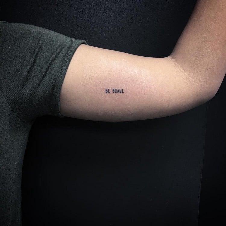 Frau unterarm schrift tattoo Tattoo Ellenbogen