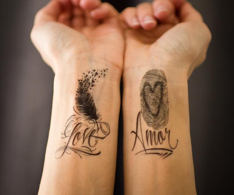 tattoo-schriften-handgelenk-feder-fingerabdruck-kombination