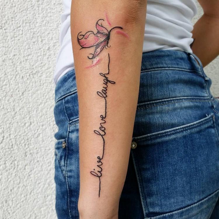 Frau tattoo schrift oberarm 