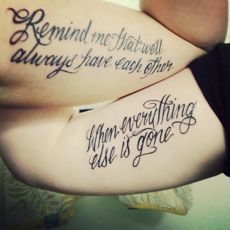tattoo-schriften-kalligrafisch-oberarm-innenseite-freunde-mann