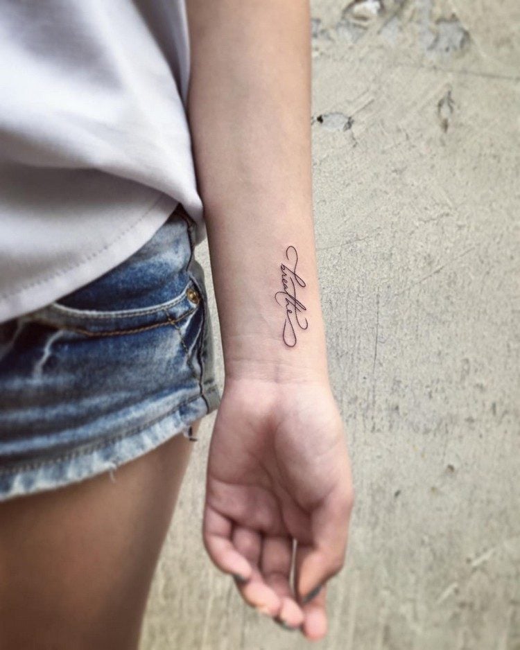 Ideen schriftzug arm tattoo Schriftzug Tattoo