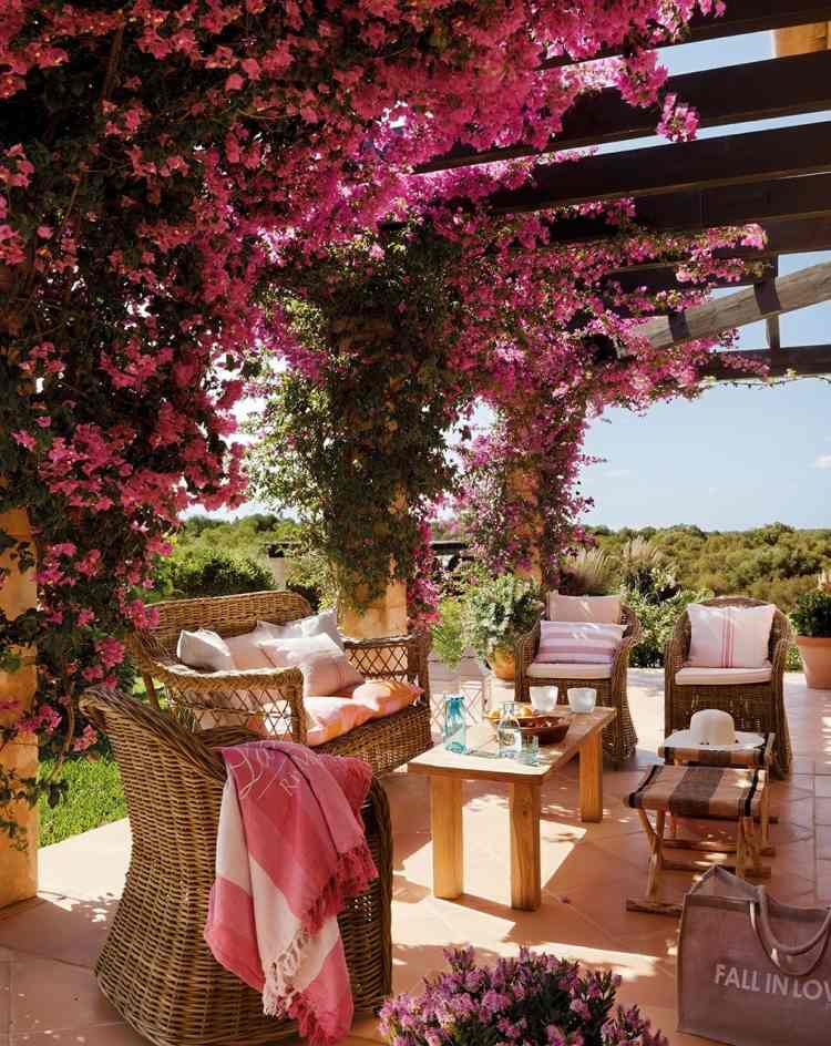 terrasse-gestalten-2015-rattan-moebel-rosa-bluehende-kletterpflanzen