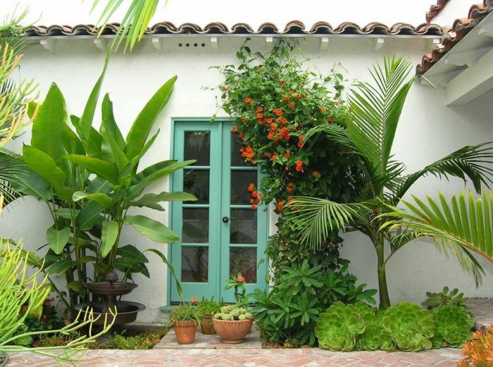 terrassen design idee palmen blüten tür türkis
